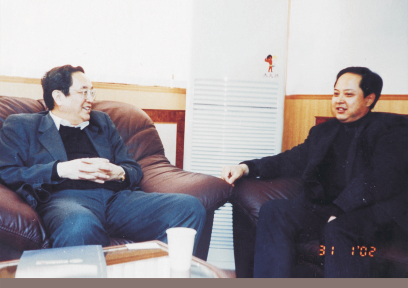 2002年1月31日，中央政治局委員、湖北省委書記俞正聲在省委辦公室親切接見舒心先生 