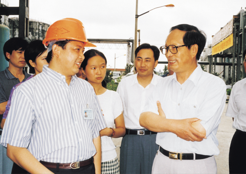 1998年8月1日，湖北省委書記賈志杰在舒心先生的陪同下，對我公司進行了視察